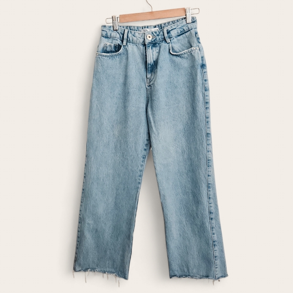 Zara Light Wash Denim Straight leg  Ankle Raw Hem Jeans Size 4